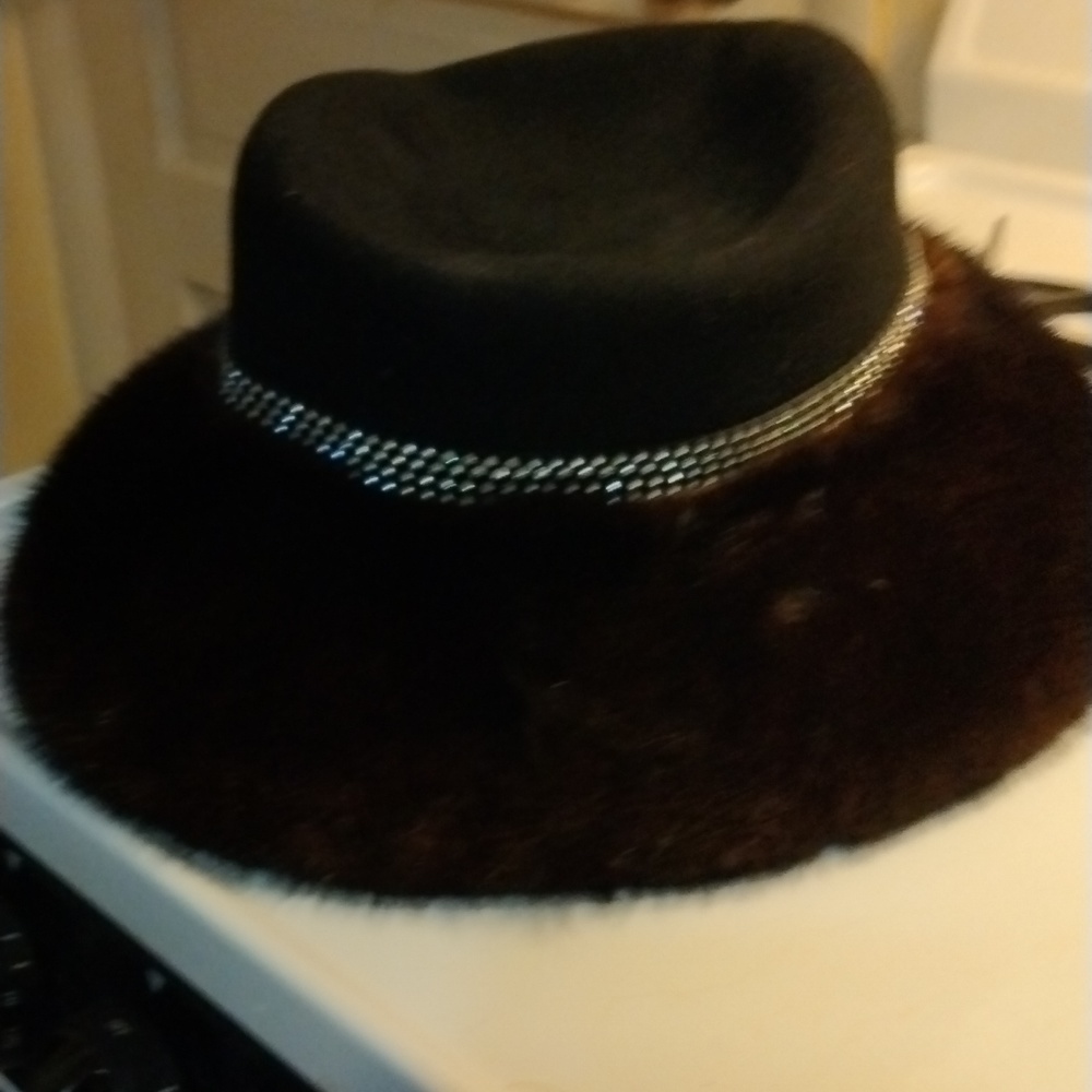 100% wool/ Mink hat